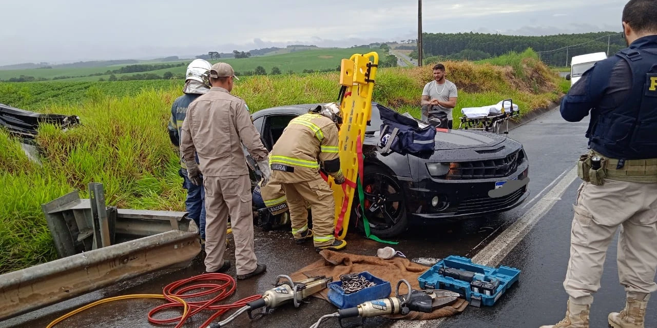 Camaro sai de pista e colide contra objeto na BR-376