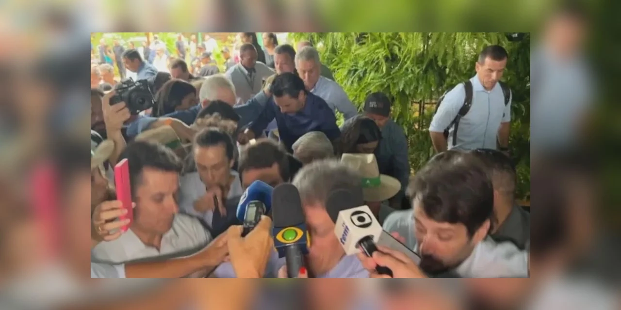 Vídeo: Palco desaba durante entrevista de Tarcísio de Freitas