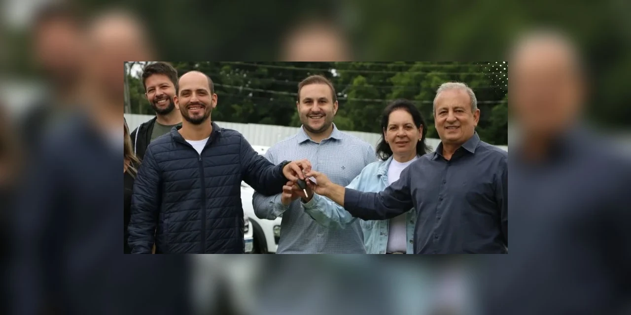 Deputado Moacyr Fadel entrega veículos para Secretaria de Saúde de Castro