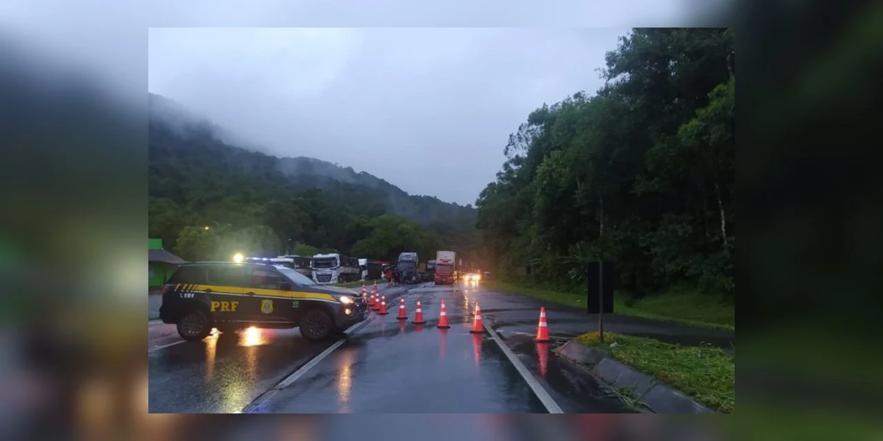 BR-277 é bloqueada após deslizamento de pedras em Morretes