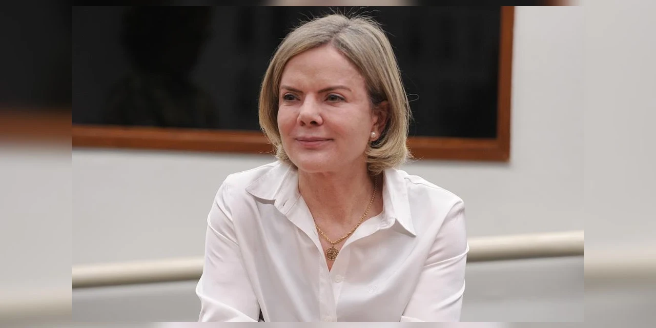 "Muito bom ver o trabalhador brasileiro voltar a ser valorizado e a economia reaquecendo", declara Gleisi Hoffmann sobre reajuste de salários no governo Lula