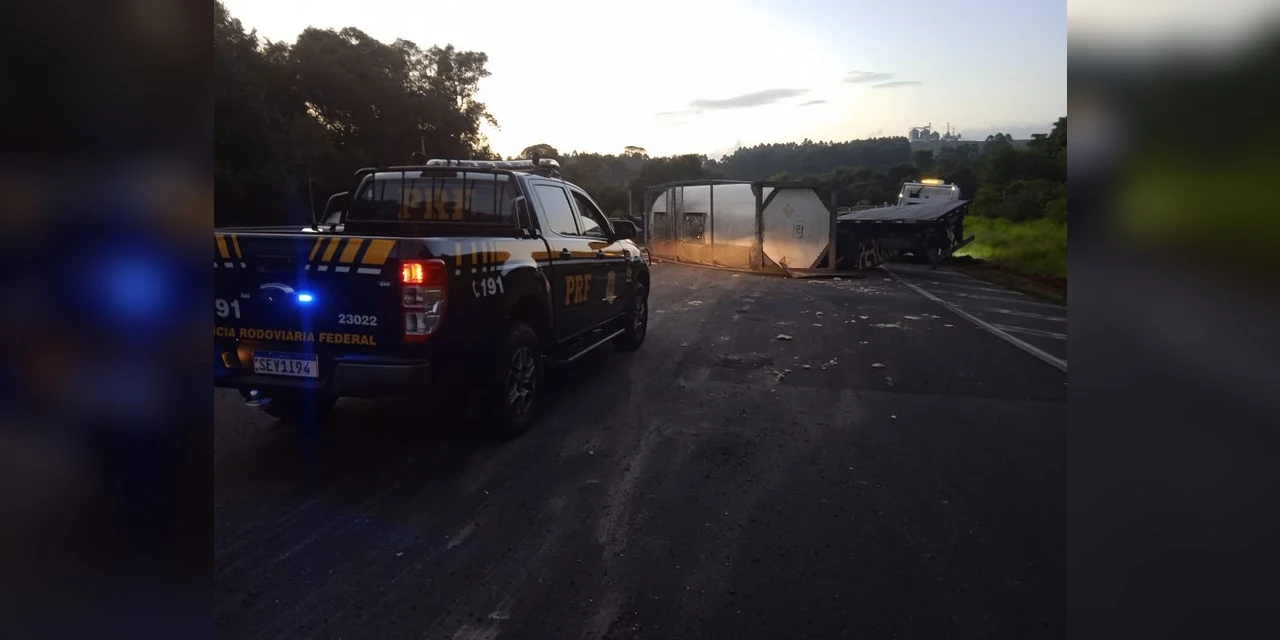 BR-376 fica parcialmente interditada após tombamento de caminhão