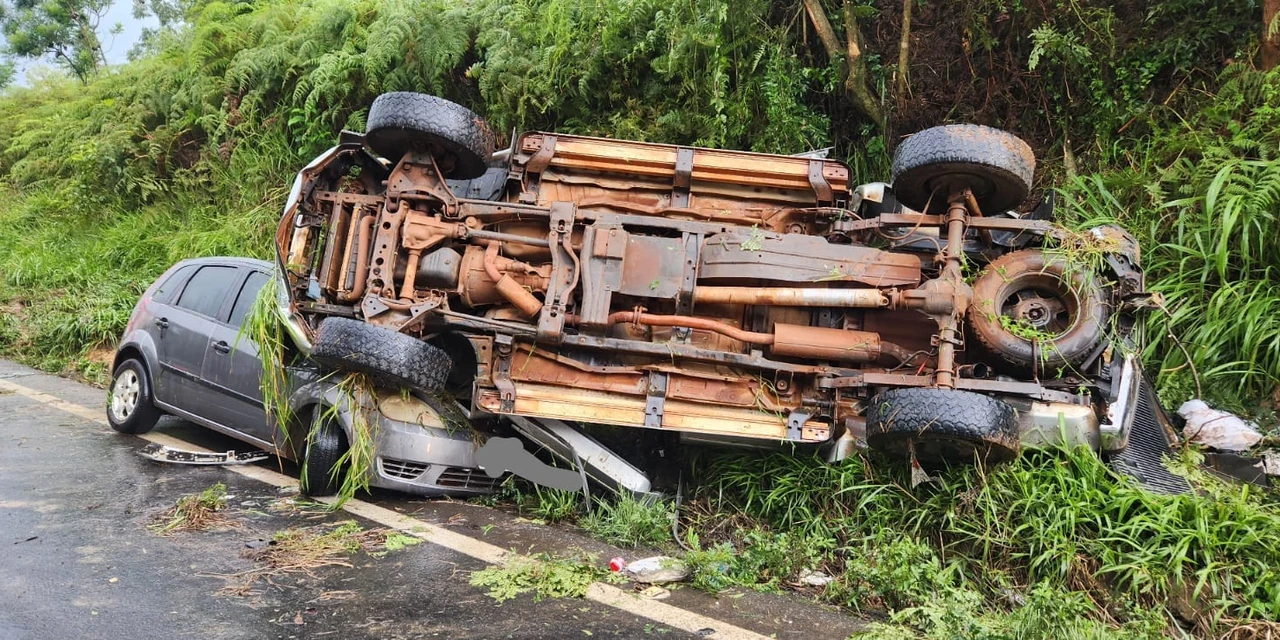 Colisão entre caminhonete e Fiesta deixa um ferido na BR-376