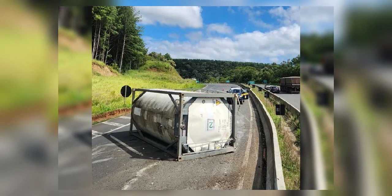 Remoção de caminhão tombado interdita trecho da BR-376 na manhã deste domingo (28)