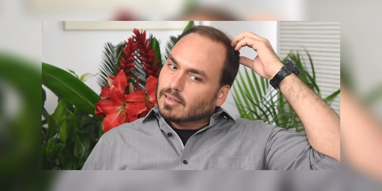 Carlos Bolsonaro é alvo de operação da PF que investiga espionagem ilegal pela Abin