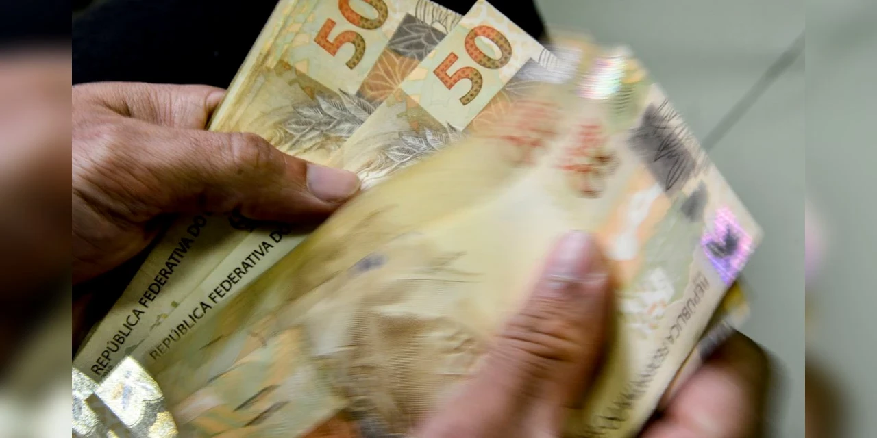 Salário mínimo de R$ 1.412 começa a ser pago nesta quinta-feira