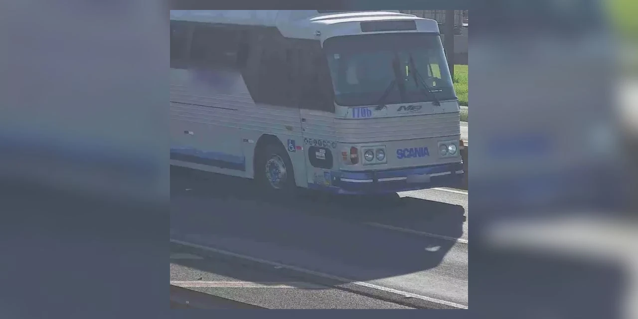 Passageiros de ônibus são abandonados sem roupa na PR-466 após falsa blitz