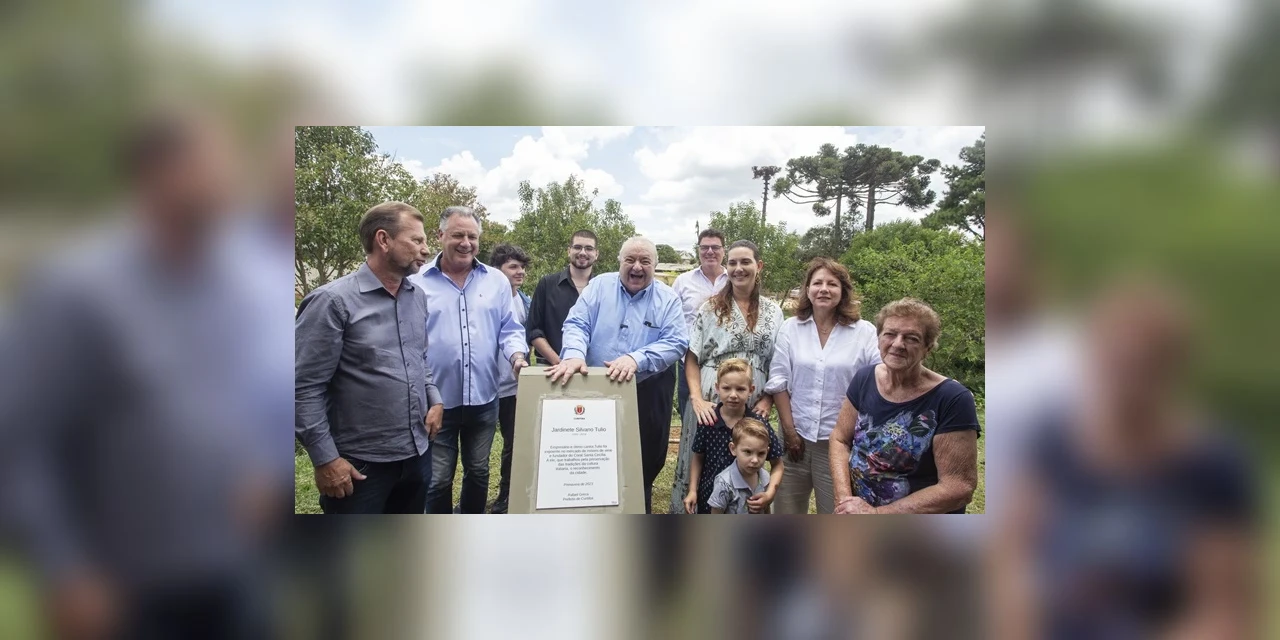Rafael Greca entrega área de lazer para moradores do bairro Butiatuvinha