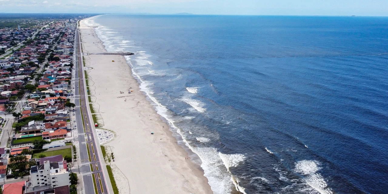 Confira quais são as áreas próprias para banho nas praias e rios do Paraná