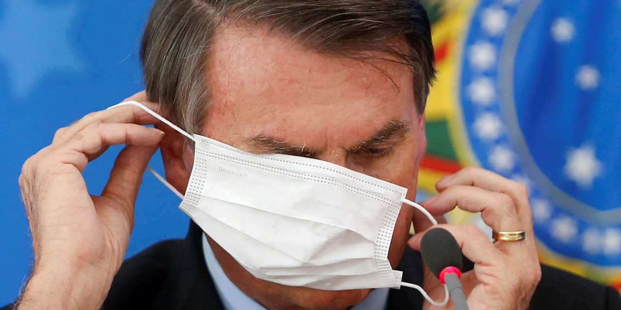 Em entrevista a canal português, Bolsonaro critica uso de máscaras durante pandemia; Brasil se aproxima de 710 mil mortos por Covid