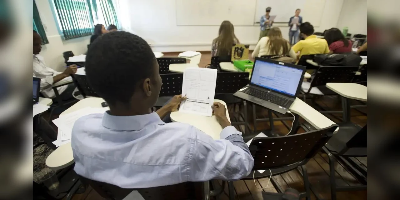 Começa prazo para complementar inscrição adiada no Fies