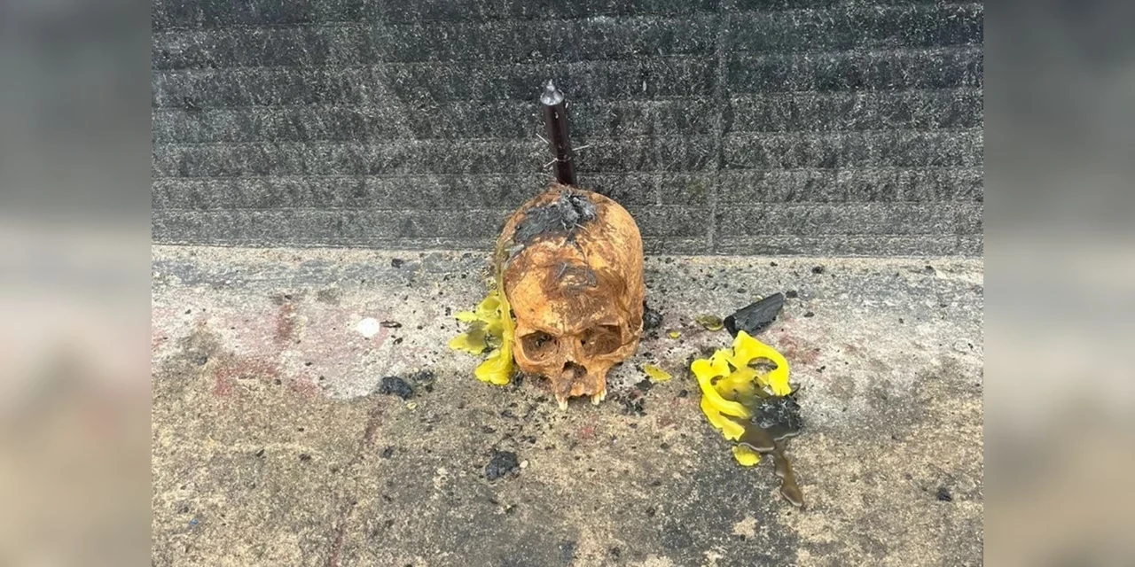 Polícia investiga mulher que teria feito ritual com crânio contra ex-patrões após demissão