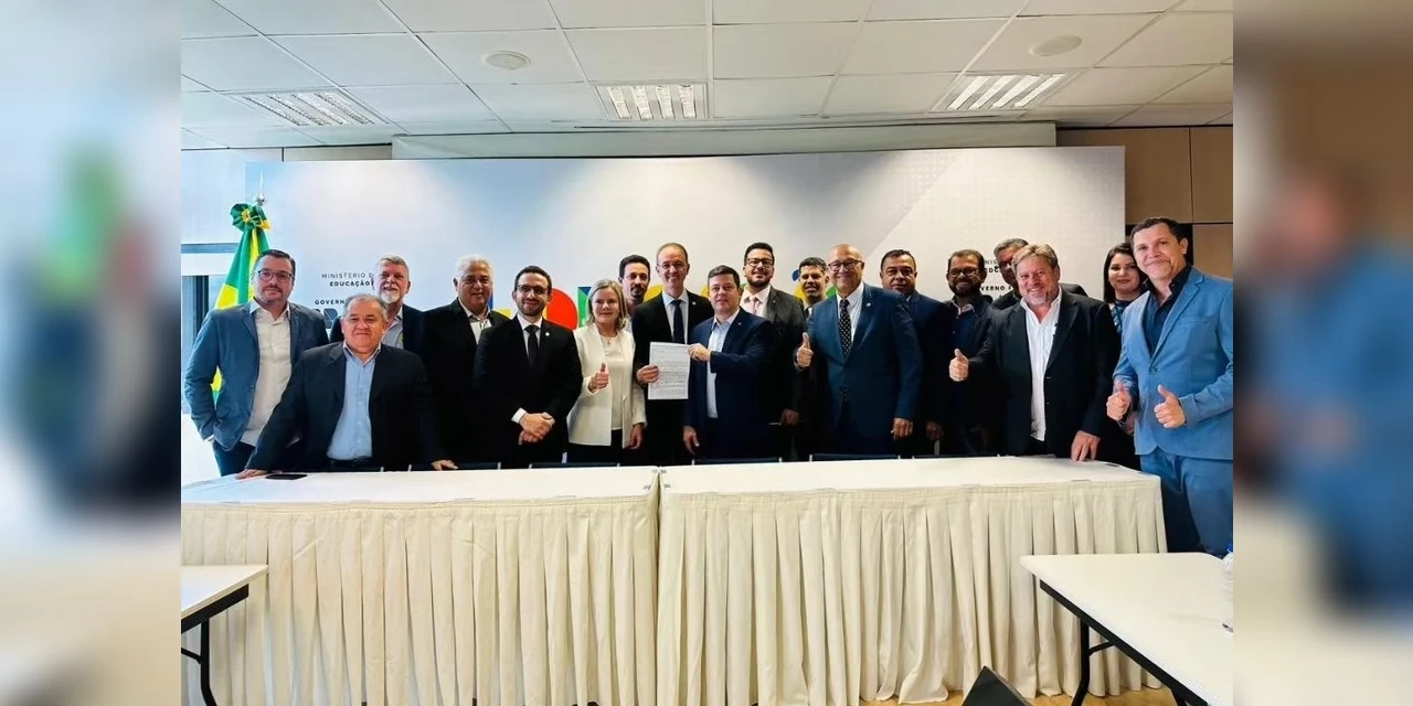 Gleisi Hoffmann, Arilson Chiorato e prefeitos da Amunpar se reúnem no MEC para tratar de abertura de curso de Medicina no noroeste do PR