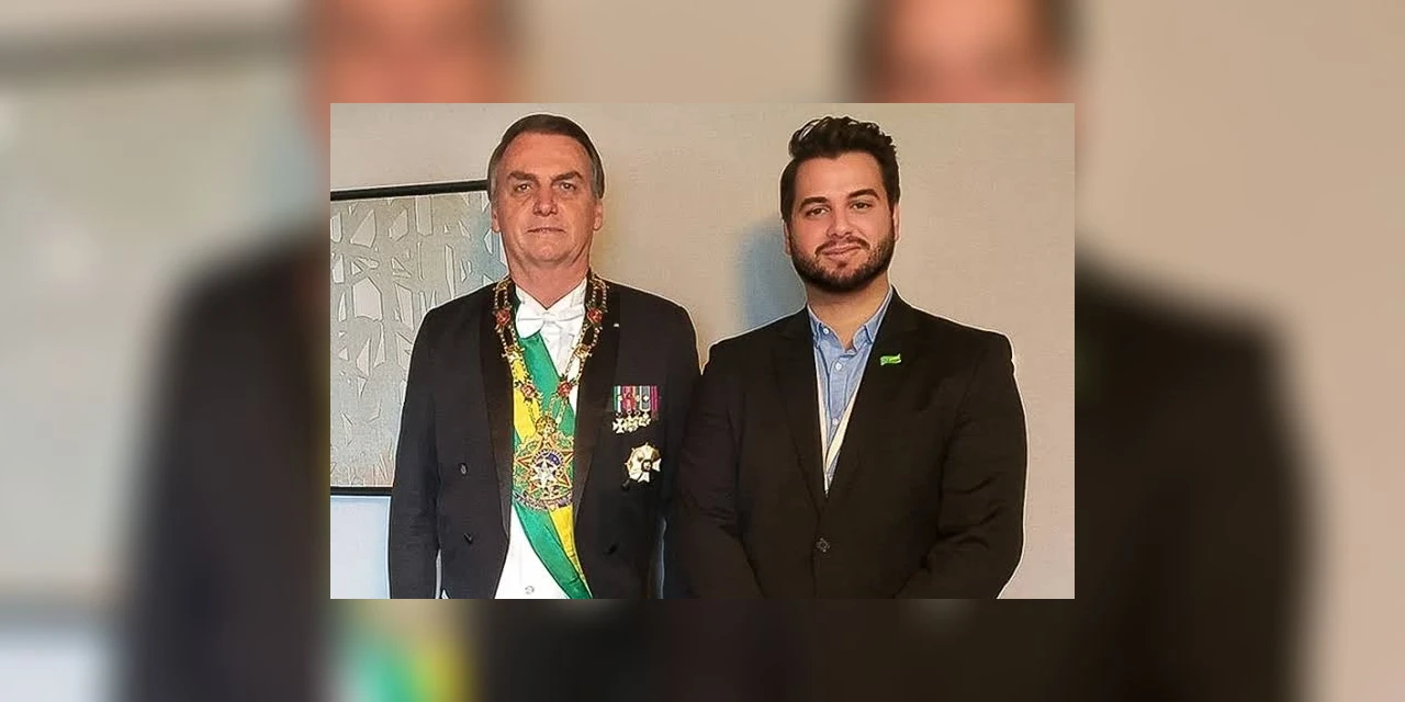 Filipe Martins, ex-assessor de Bolsonaro preso em PG, já foi investigado por fake news, gesto racista e entrega de minuta golpista