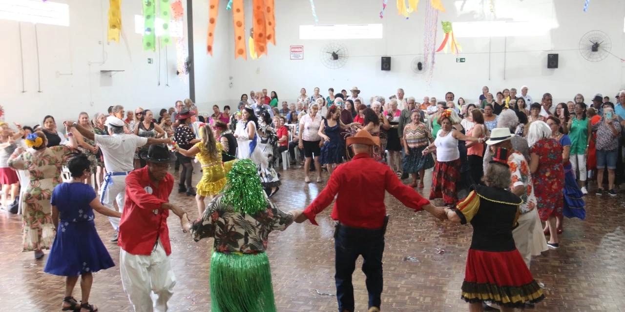 Baile de Carnaval do Cecon reúne mais de 300 pessoas