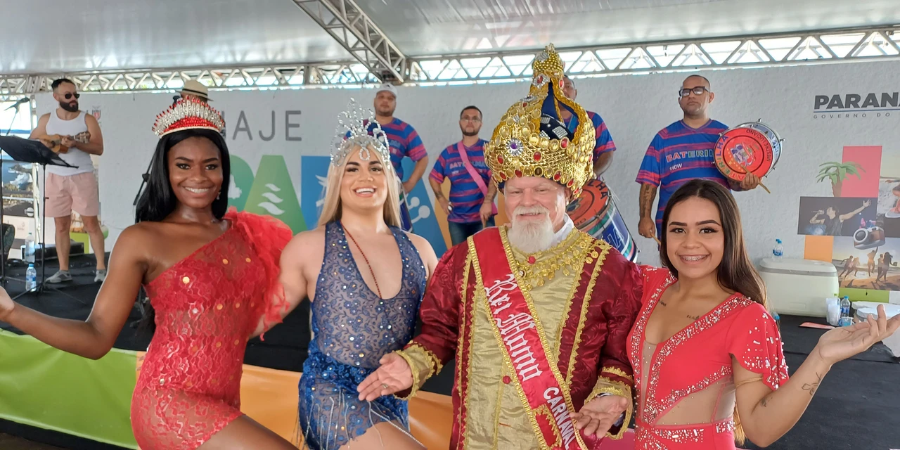 Turistas do cruzeiro da MSC são recepcionados com 'baterilha' e ritmo de Carnaval em Paranaguá
