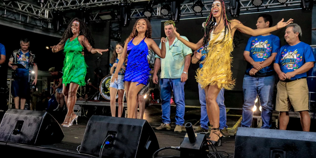 FOTOS: Primeiro dia do Carnaval de Tibagi reúne centenas de foliões