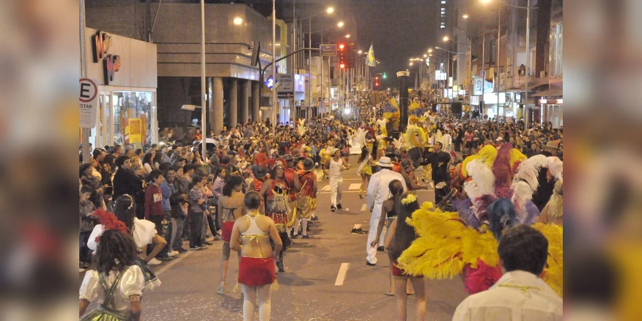 Terceiro dia de Carnaval tem desfile de blocos, matinê e festa em PG