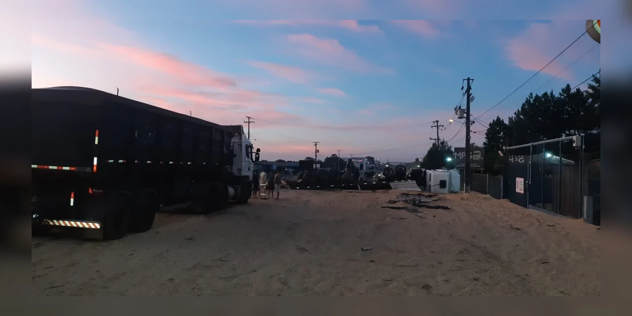 Caminhão carregado com soja tomba na BR-376