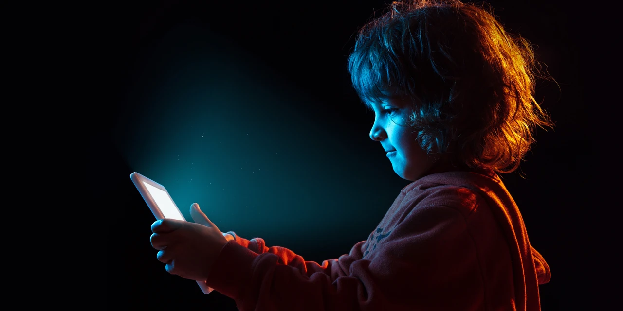 Projeto obriga fabricantes de smartphones a advertir consumidores sobre riscos de uso por crianças