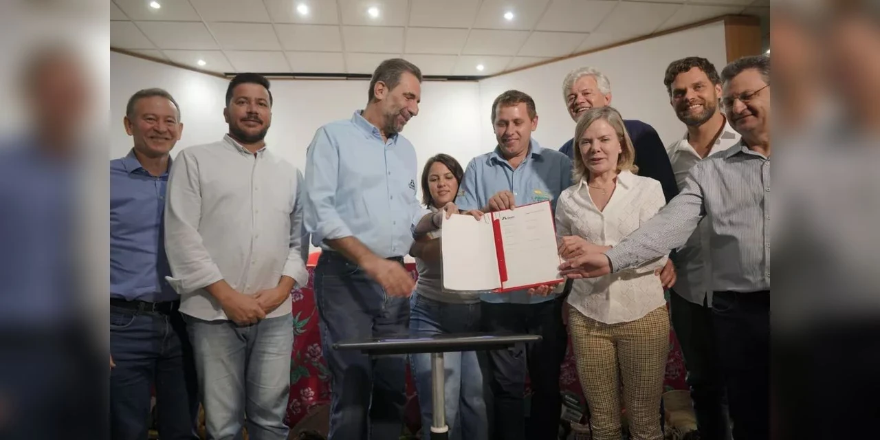 Gleisi Hoffmann, Enio Verri e Arilson Chiorato participam da assinatura do convênio "Semeando Gestão e Fortalecendo a Organização Produtiva Sustentável"