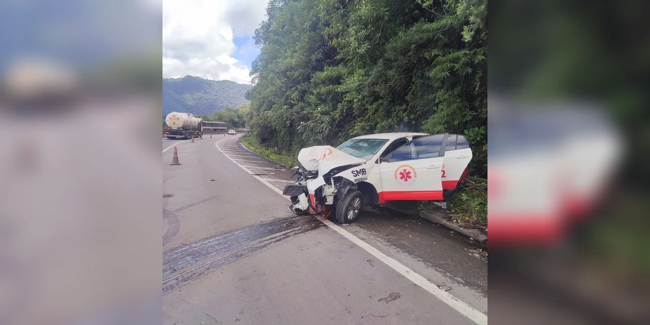 Acidente com viatura do Samu deixa pessoa gravemente ferida na BR-277