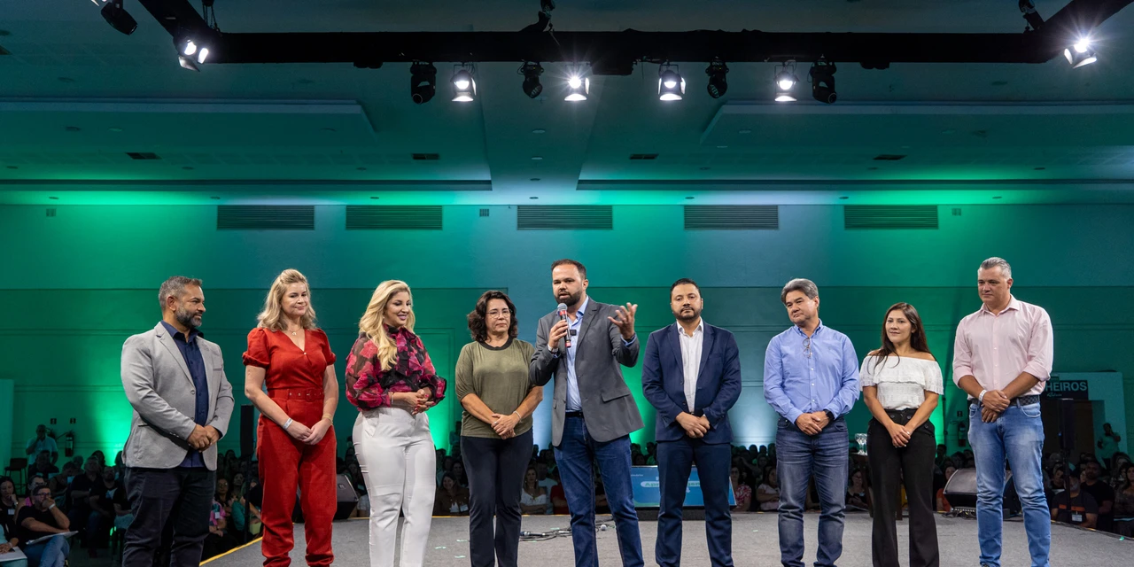 Educação promove seminário com mais de 2 mil diretores da rede para ampliar integração no PR