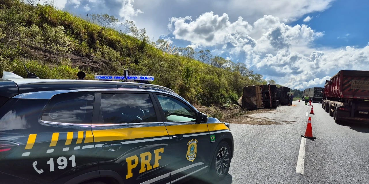 Caminhão tomba e provoca congestionamento na BR-376 em PG