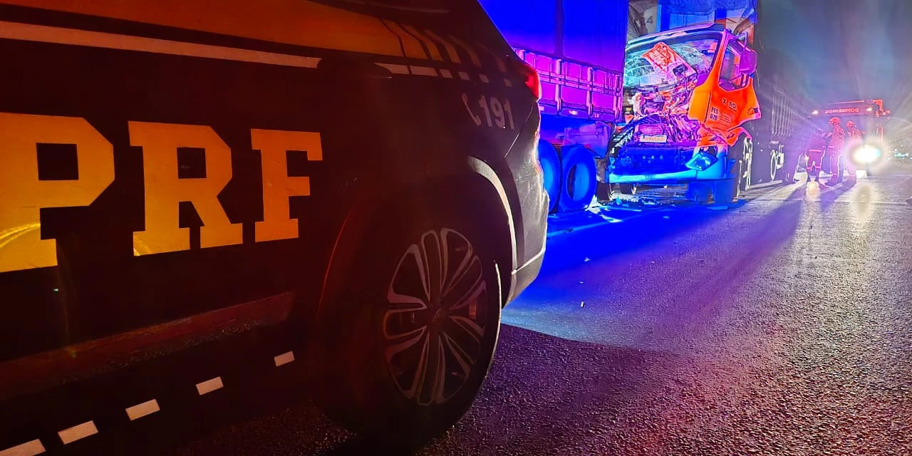 PRF atende colisão traseira entre dois caminhões na BR-376 em PG
