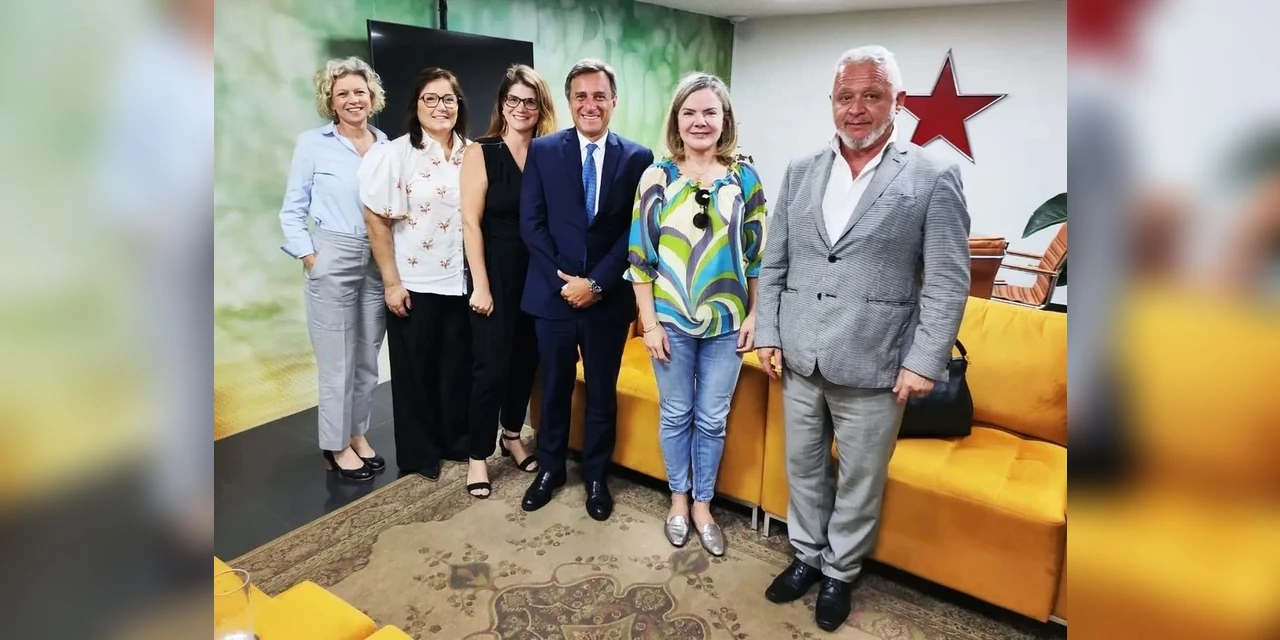 Judeus são recebidos por Gleisi Hoffmann e deputada reforça posicionamento pela paz entre Israel e Palestina