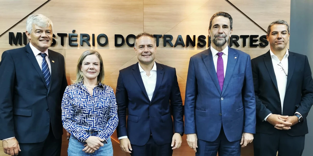 No Ministério dos Transportes, Gleisi e líderes da Itaipu articulam obras para o Paraná