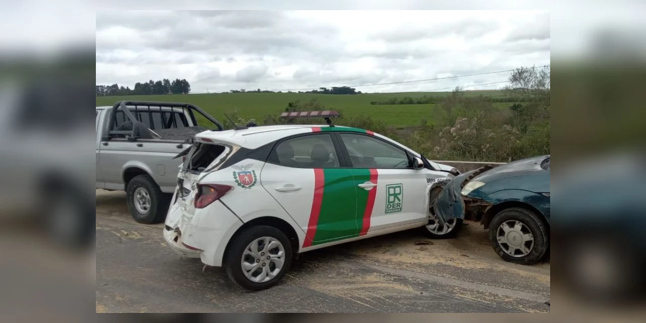Viatura do DER é atingida por caminhão na BR-376