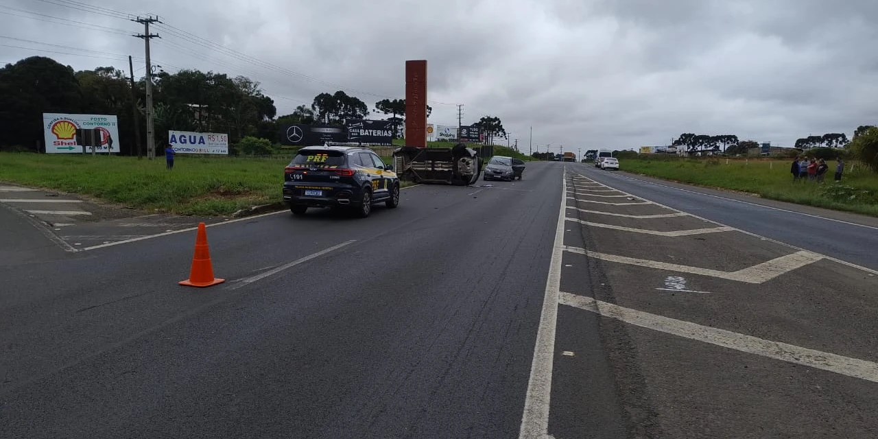 Quatro ocupantes de Prisma ficam feridos em acidente no Trevo Caetano