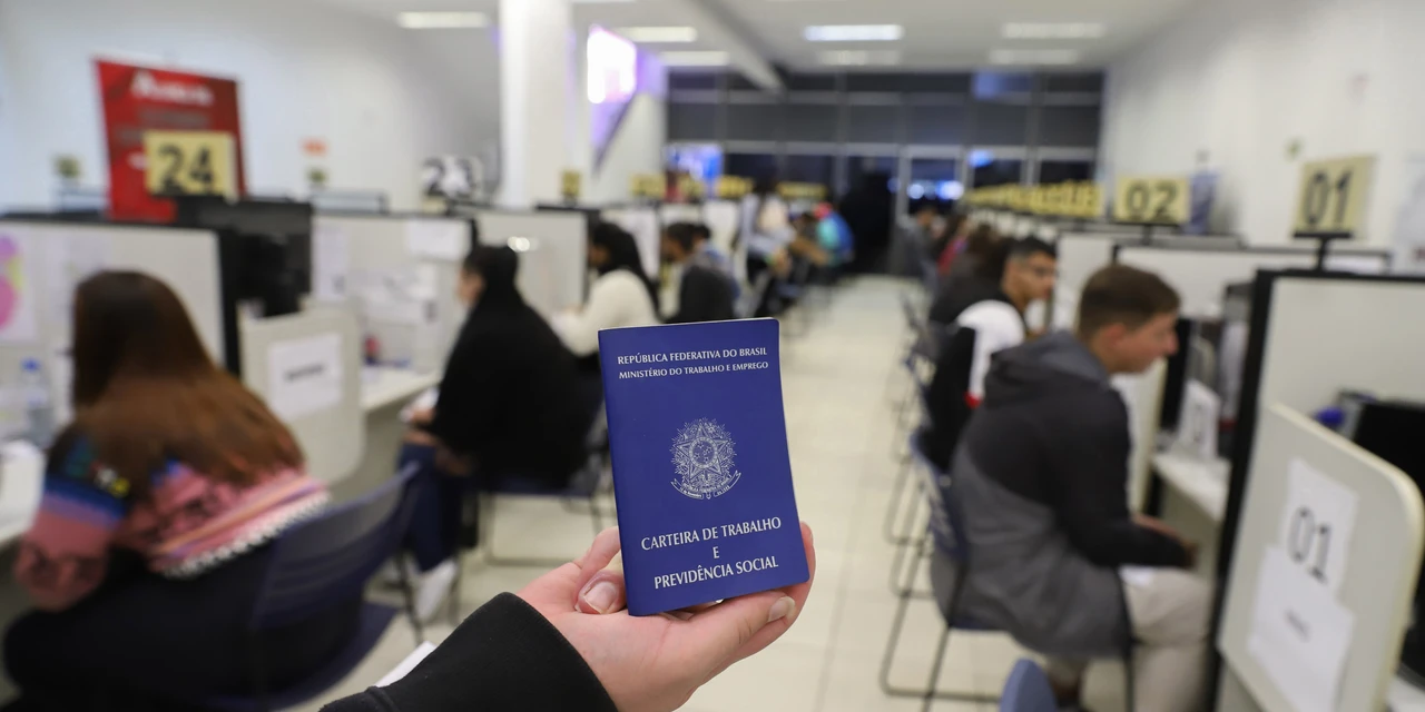 Carteira assinada: Agências do Trabalhador do PR iniciam a semana com 19,4 mil vagas
