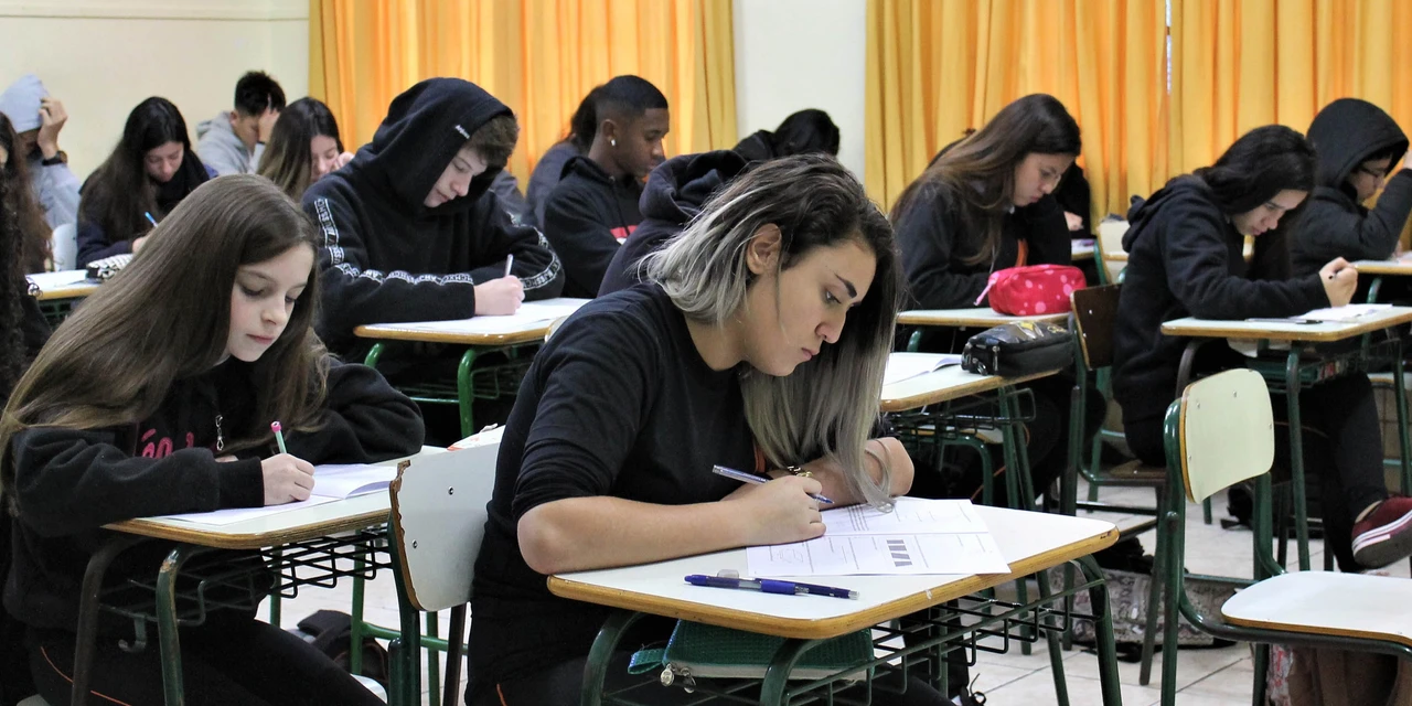 Estudantes começam a receber primeira parcela do Programa Pé-de-Meia