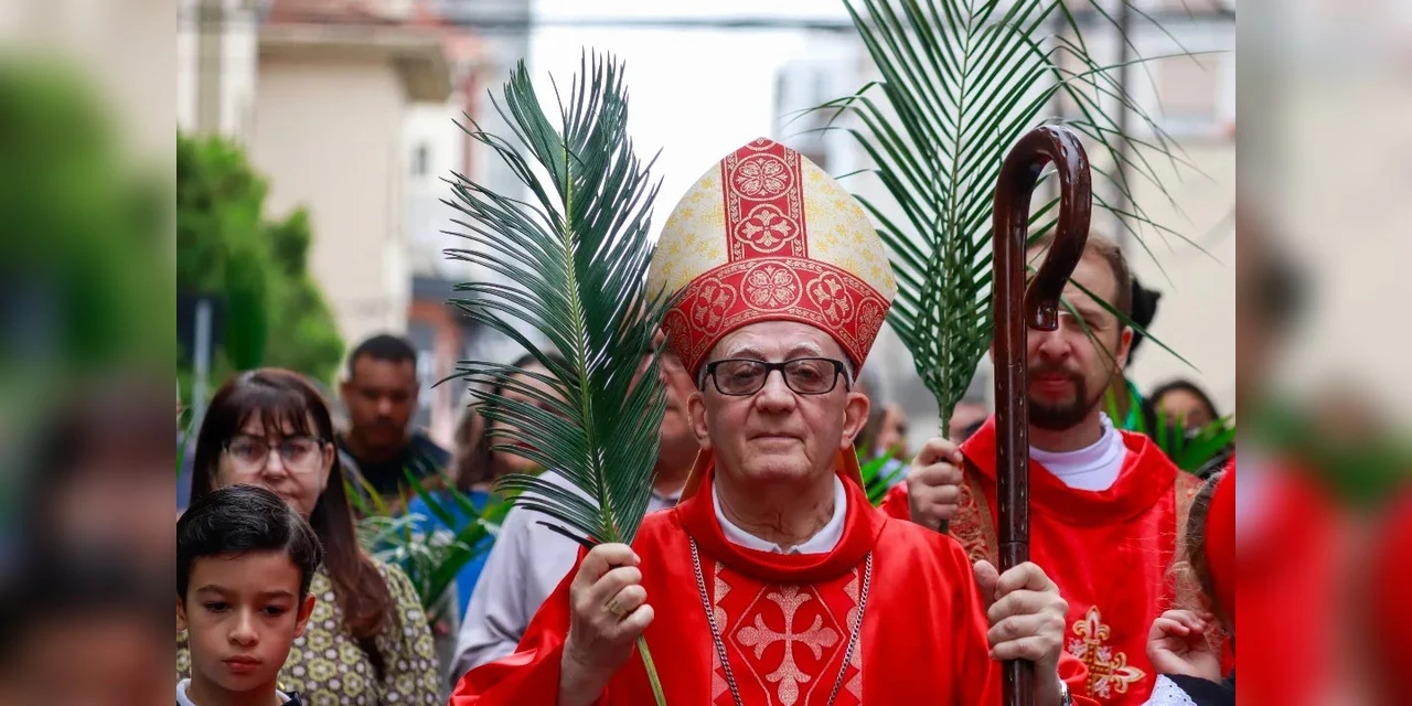 Domingo de Ramos: Bispo Dom Sergio participa de procissão e celebra missa na Catedral de PG