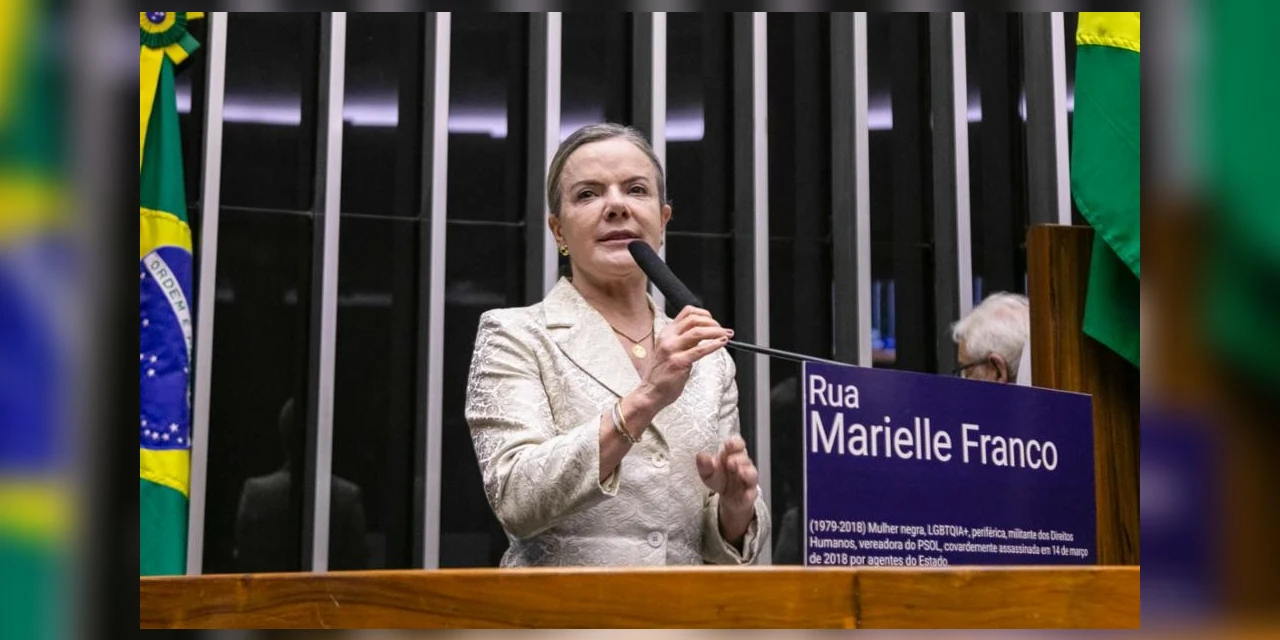 Na tribuna da câmara Gleisi questiona: "Por que durante o governo Bolsonaro as investigações sobre a morte de Marielle e Anderson não avançaram?"
