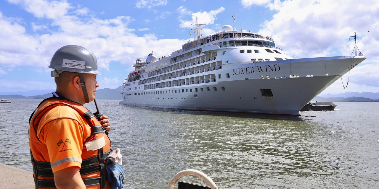 Porto de Paranaguá recebe navio de cruzeiro de luxo