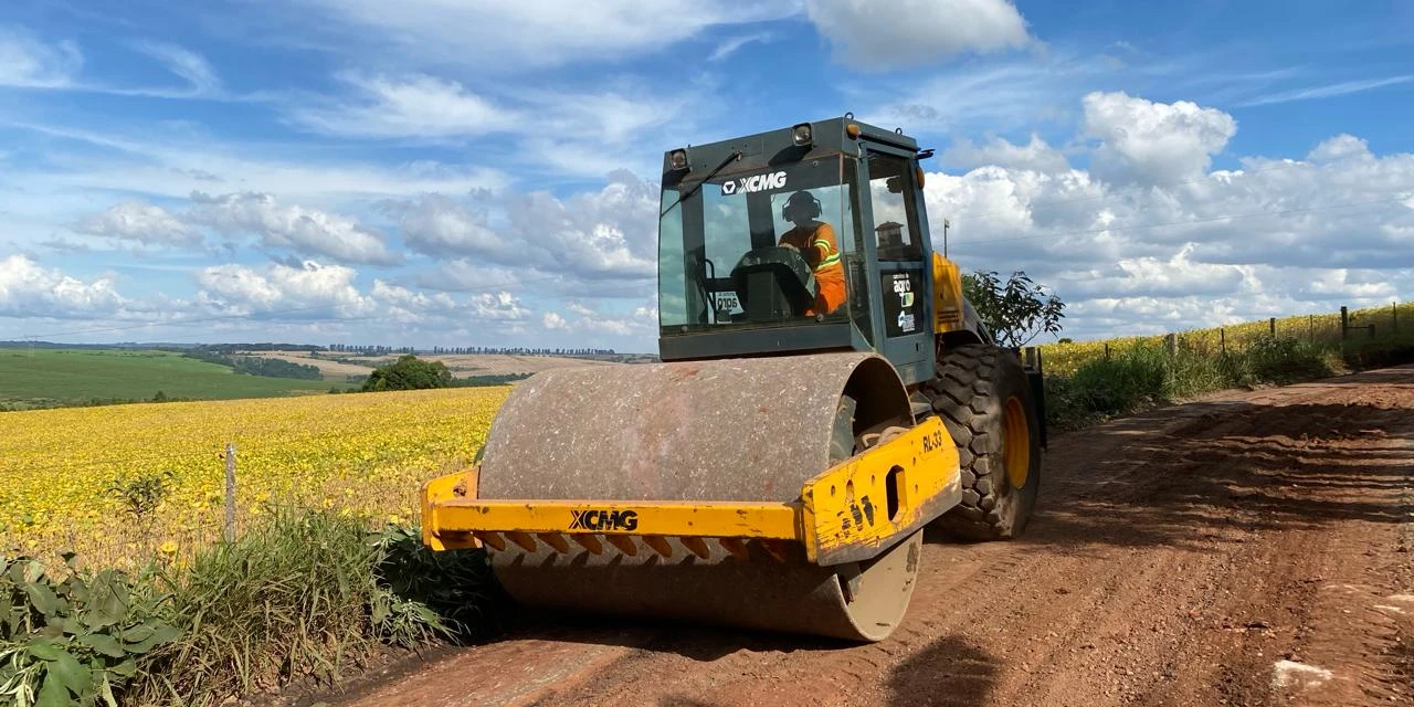 Região de Itaiacoca recebe obras do programa Caminhos do Agro