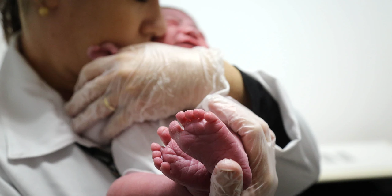 Pesquisa do IBGE aponta nascimentos em queda e casamentos em alta no Paraná