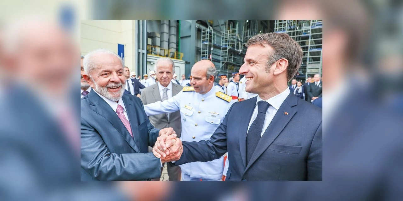 Presidente da França chega ao Planalto para último dia de agenda no Brasil