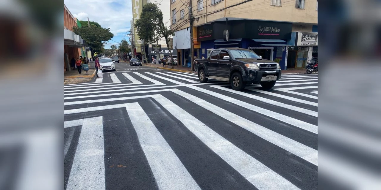 Cidade do Paraná inova na sinalização com faixa de pedestre diferente