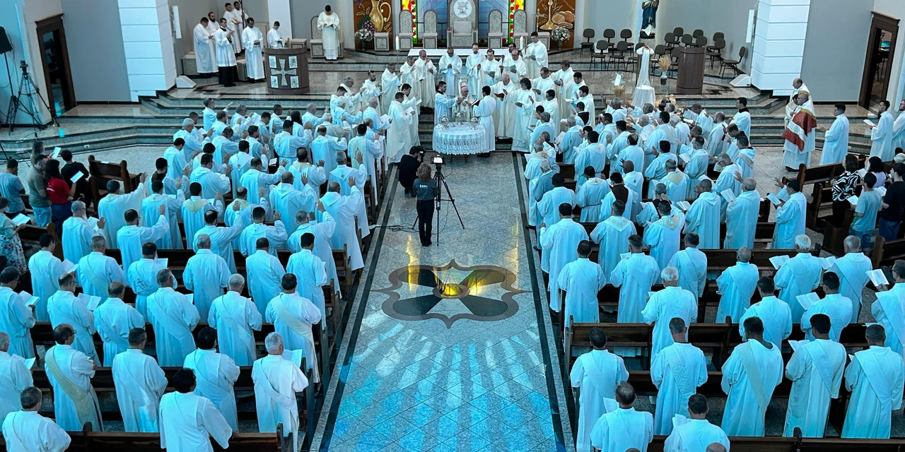 Clero se reúne na Catedral para a Missa do Crisma