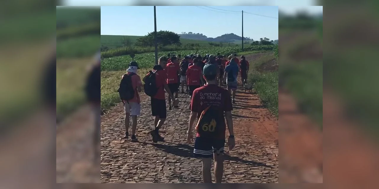 Páscoa: Jovens fazem peregrinação de 80 km no Paraná