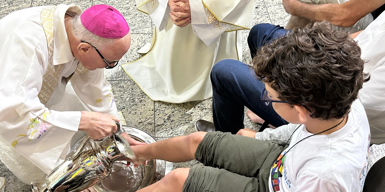 Bispo Dom Sergio celebra missa do Lava Pés