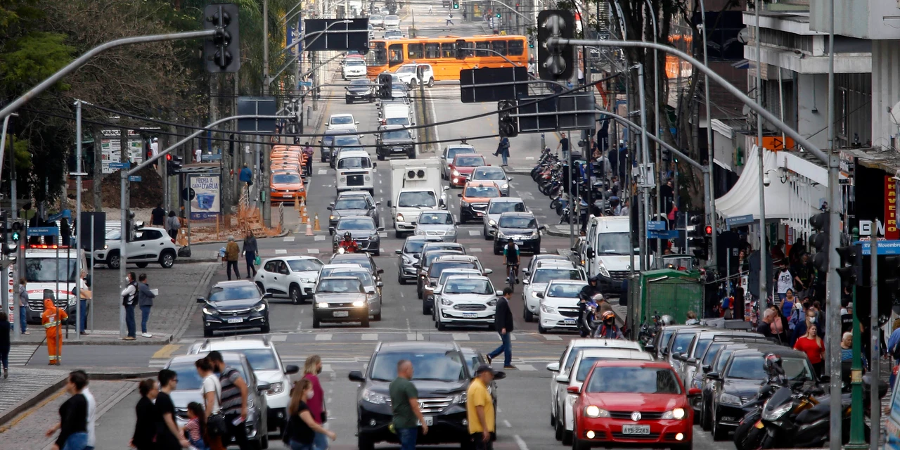 Frota de veículos cresce 12% no Paraná em cinco anos e passa de 8 milhões