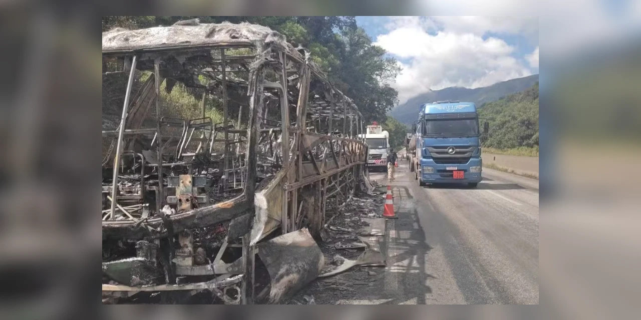 Incêndio consome ônibus na BR-277, em Morretes