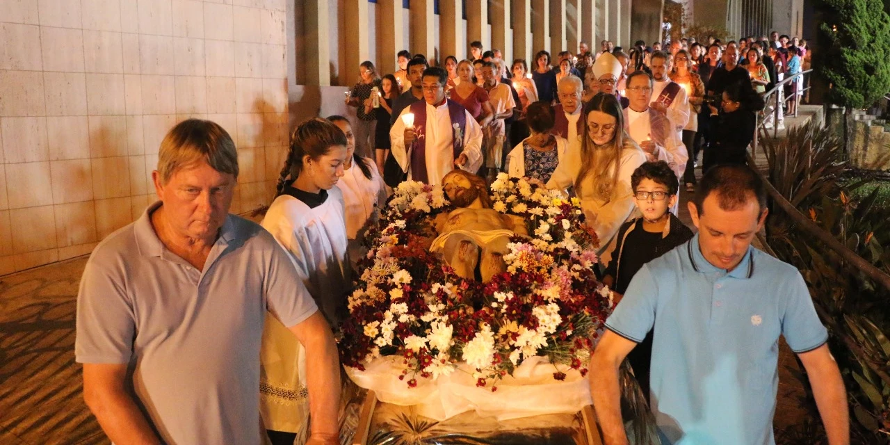 Procissão do Senhor Morto ganha as ruas da Diocese de PG