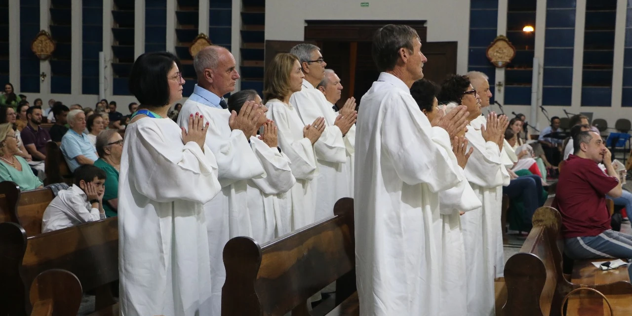 Neo-catecúmenos renovam promessas batismais durante a Vigília Pascal