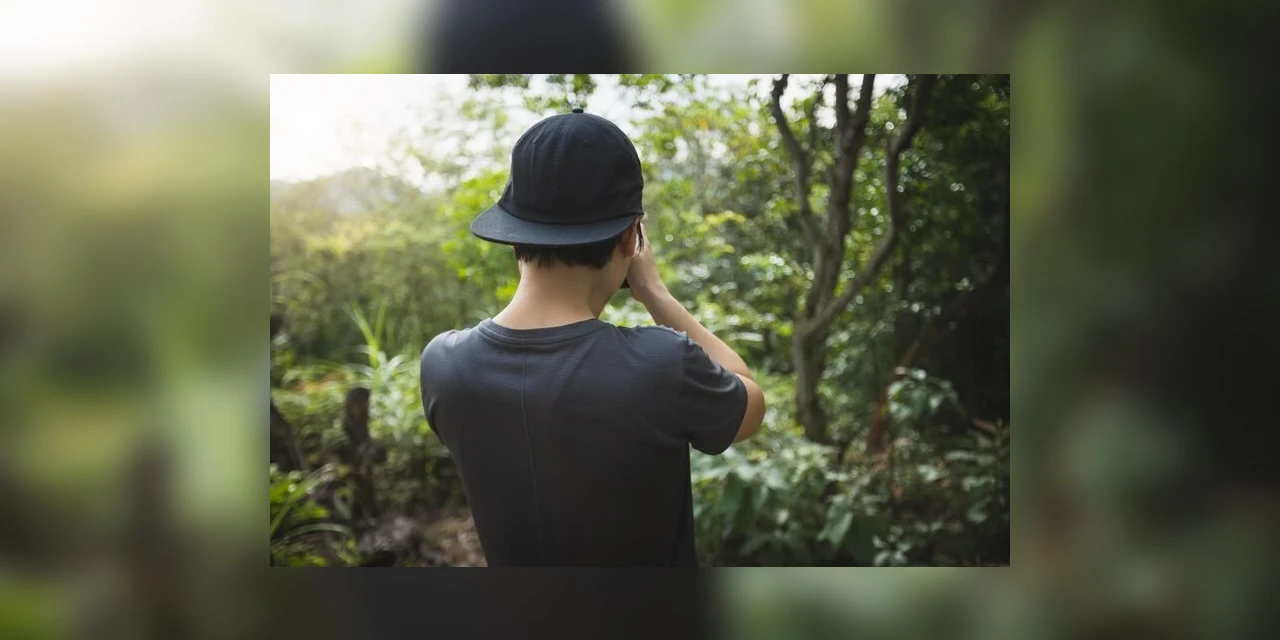 Boné causa calvície? Especialista explica se há risco de queda capilar